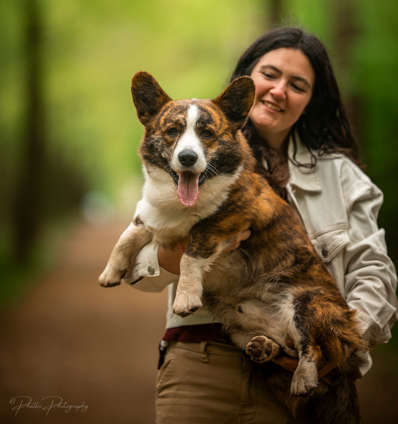 chien_et_promeneuse chien heureux en forêt